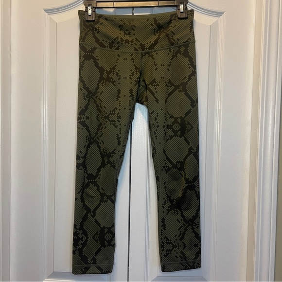 Lululemon Wunder Under Crop - Size 4 - Picture 6 of 11